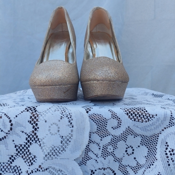 FOREVER 21 Gold Platform Heels size 7 - Picture 8 of 13